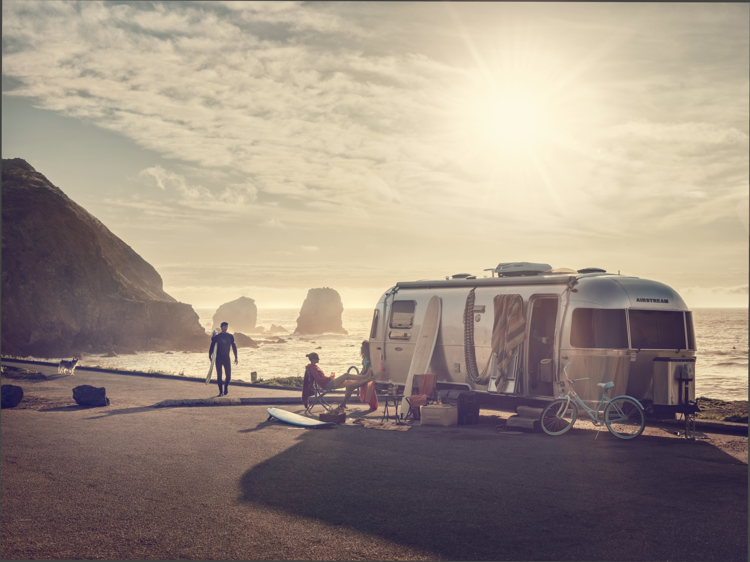 Dometic, przyczepa, pojazd rekreacyjny, samochód kempingowy, surfing, przyjaciele, strumień powietrza, ac 2, plaża, słońce, surfer, deska do surfowania, styl życia, widok, ocean
