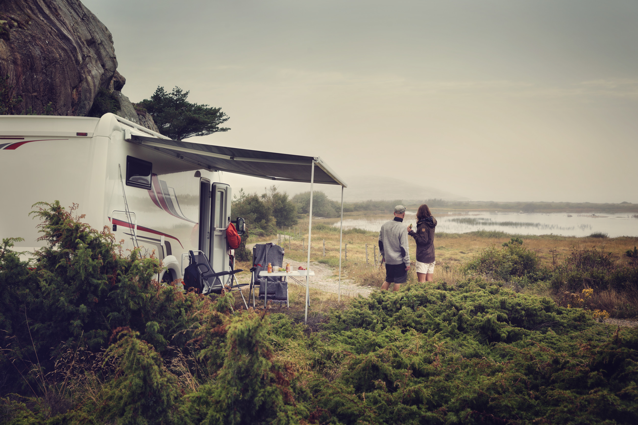 Dometic, pojazd rekreacyjny, wybrzeże, wschód, drink, Dzień 4 0027, samochód kempingowy, pojazd rekreacyjny, krzaki, krzew, jezioro, nad jeziorem, morze, wybrzeże, plaża, piasek, markizy, rolety, chłodny, ac, klimatyzacja, drink, kapelusz, para, rodzina, przyroda