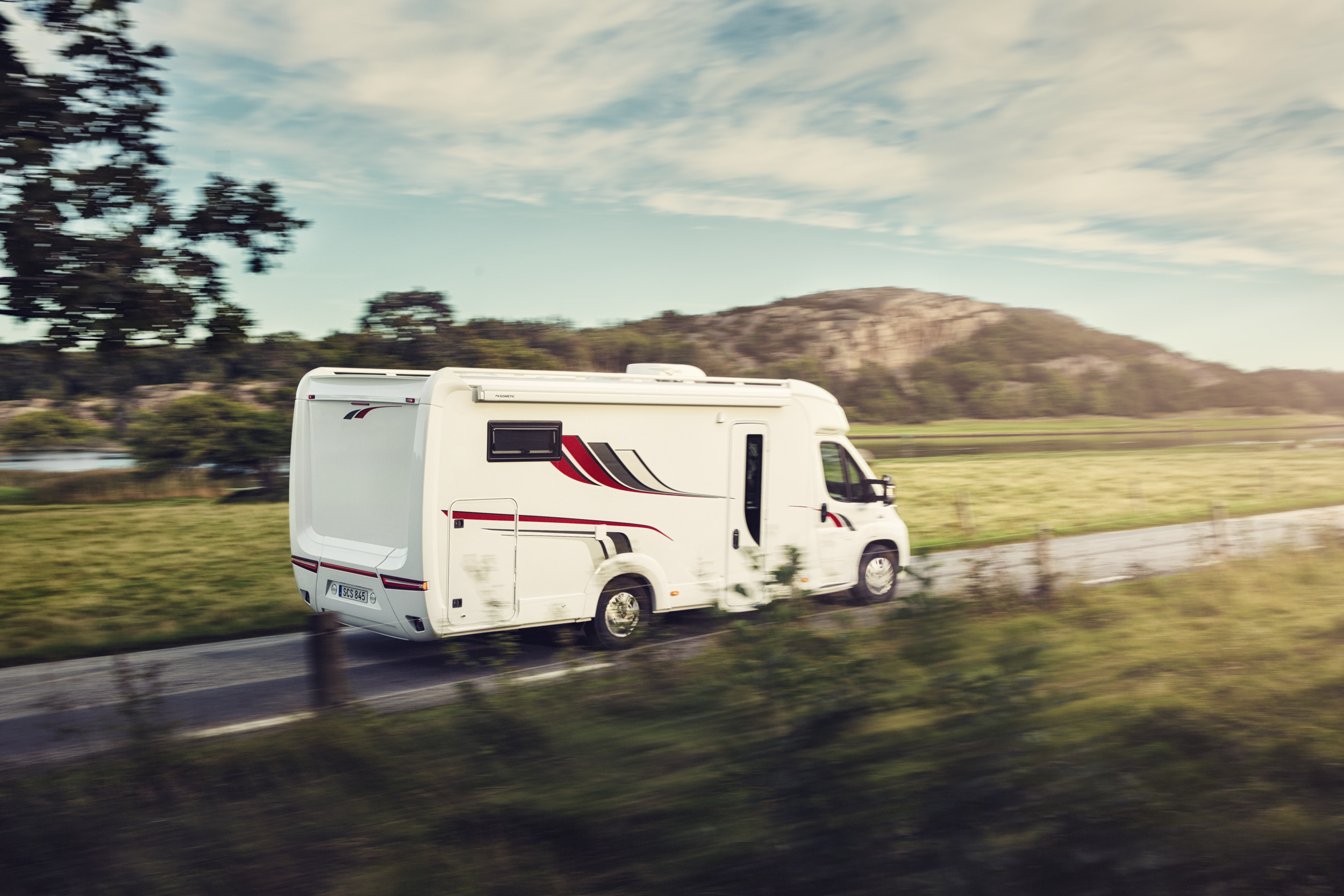 pojazd rekreacyjny, samochód kempingowy, góra, droga, podróż, wycieczka, na zewnątrz, jezioro, drzewa, okna, drzwi, słoneczny pojazd, wolny, natura