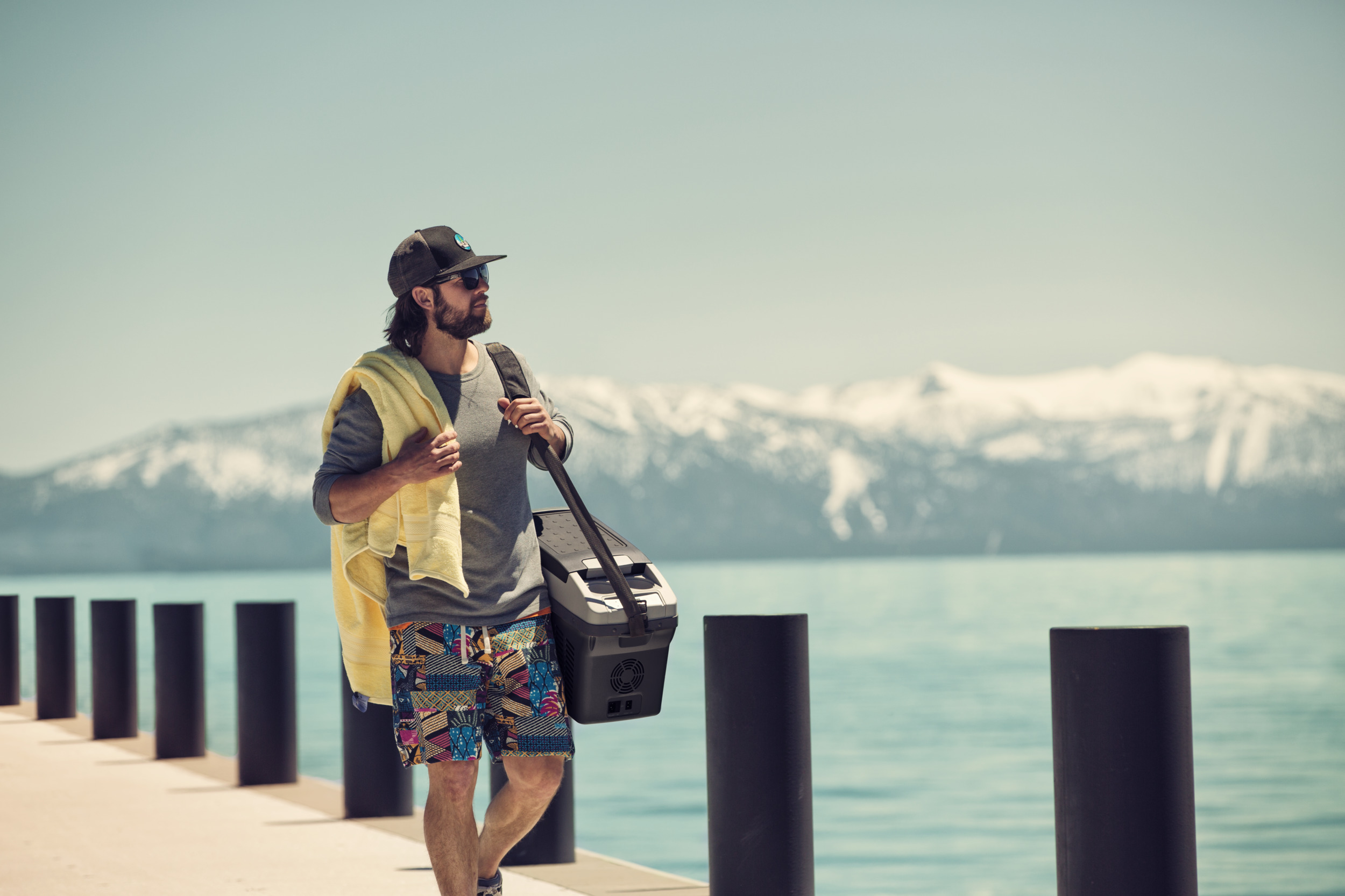 Dometic, morski, kemping, chłodzenie mobile, chłodziarka, lodówka pasywna, człowiek, most, dok, góra, jezioro, natura, styl życia