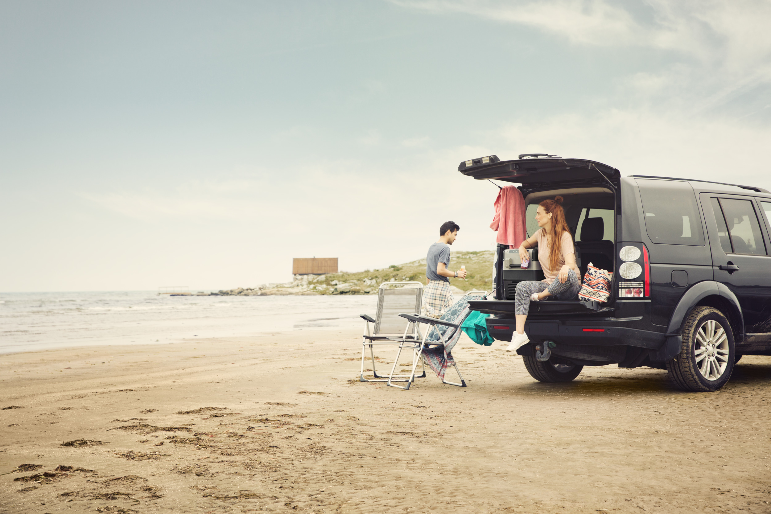 Dometic, plaża, chłodziarka, samochód, pojazd rekreacyjny, niebo, morze, ocean, produkt, bagażnik, ludzie, styl życia, piasek, szczęśliwy, krzesło